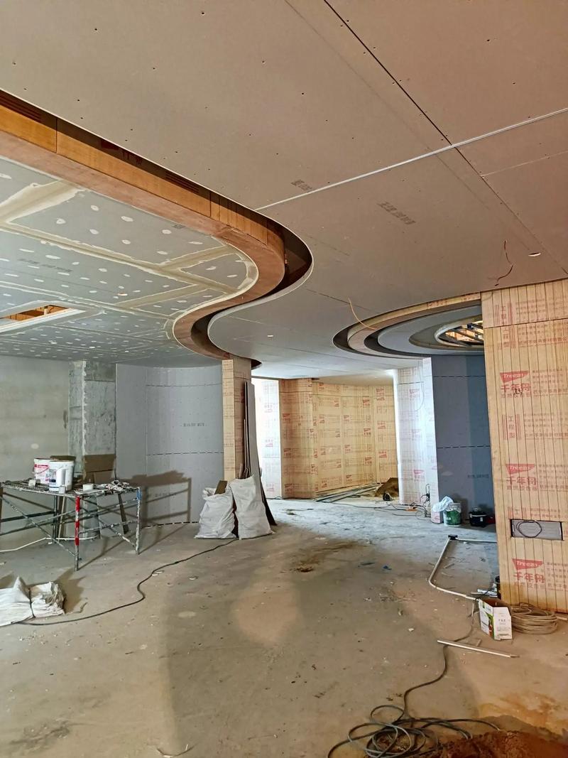 酒店裝修中木工吊頂的藝術與工藝 從施工現場看室內裝飾工程的精細之道